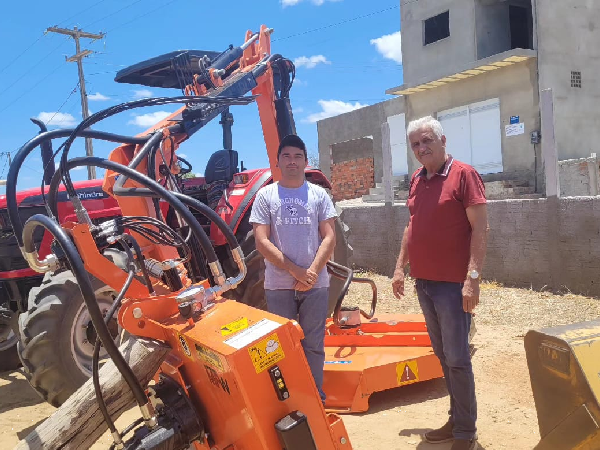 PREFEITURA DE SEVERIANO MELO ADQUIRE ROÇADEIRA ARTICULADA
